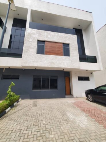 Newly built 4 bedroom terrace house with a room bq at Features; All rooms ensuite + jacuzzi Smart Home Comfy Estate with swimming pool, basketball and lawn tennis court 24 hours electricity and security Installed wardrobes, kitchen cabinets, microwave. Price: 295m asking. Location📍La Vida Estate, Off Freedom Way, Lekki Phase 1.